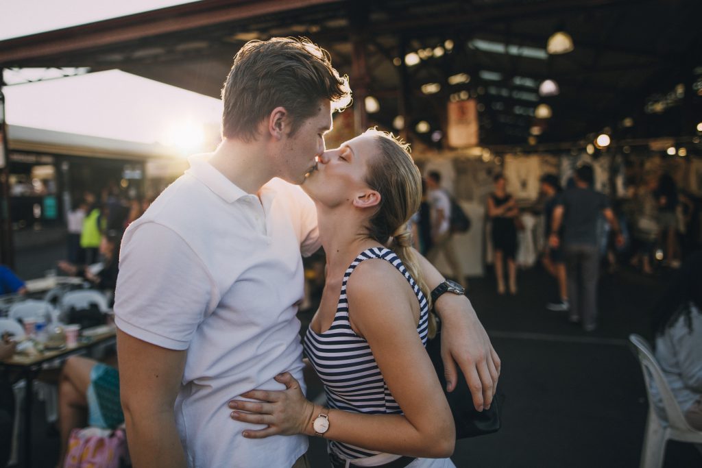 6 LUGLIO 2018 GIORNATA MONDIALE DEL BACIO CON L’ARRIVO DELL’ESTATE, 7 SINGLE SU 10 PREVEDONO DI