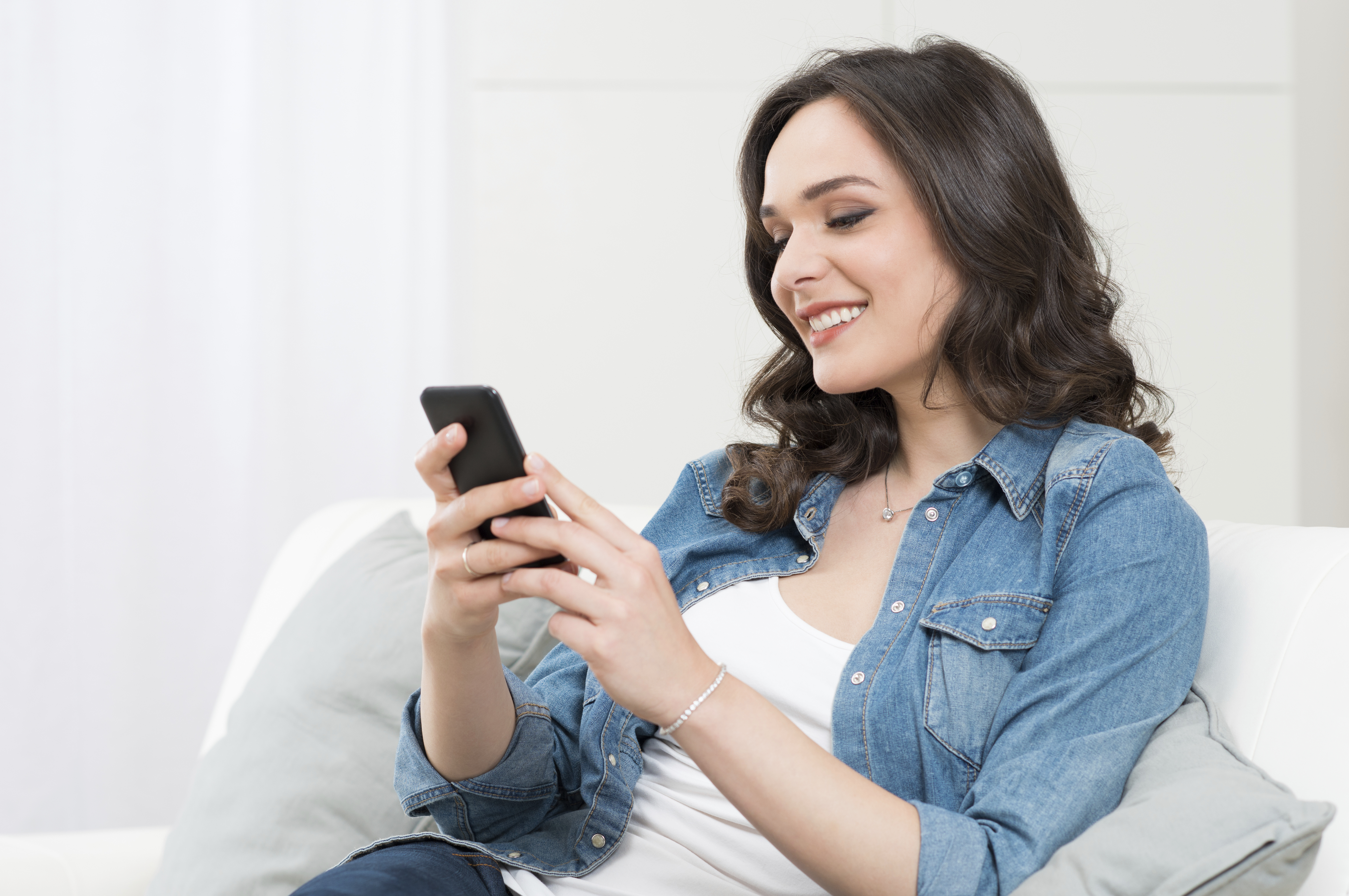 She s playing. Девушка с телефоном. Женщина со смартфоном. Девушка переписывается. Человек с телефоном.